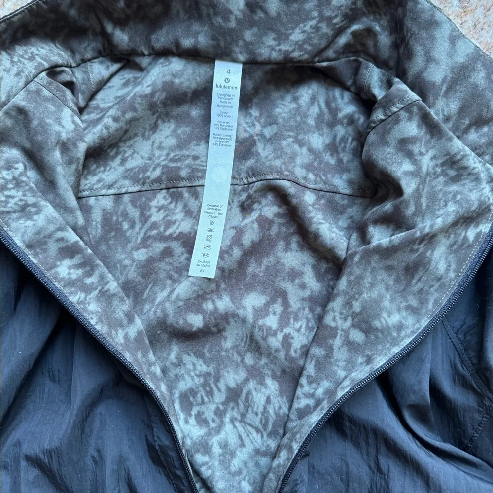 Lululemon Bombs Away Jacket Black/Olive Green Camo Print Reversible Zip Sz 4
